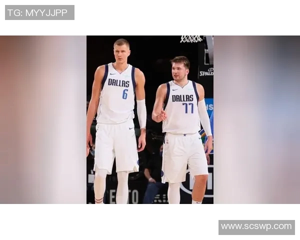 东契奇与足球明星同框合影展现运动员间的友谊与激情